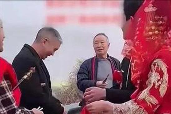 Xe cưới gặp xe tang trên con đường hẹp, không ai chịu nhường ai