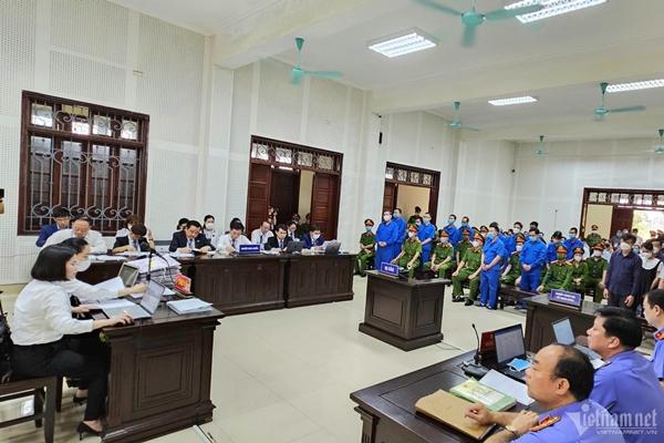 Cảng tàu Hạ Long đông nghịt khách ra tham quan vịnh-10