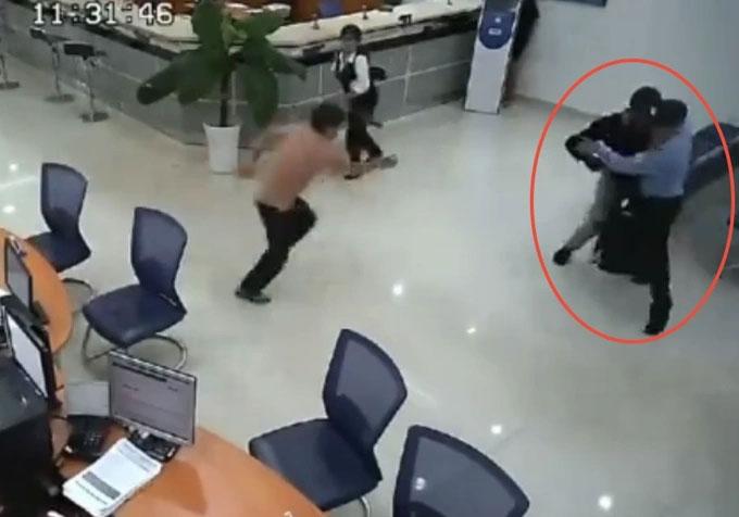 Nam bảo vệ kể lại phút vật lộn, giằng co với tên cướp ngân hàng-2