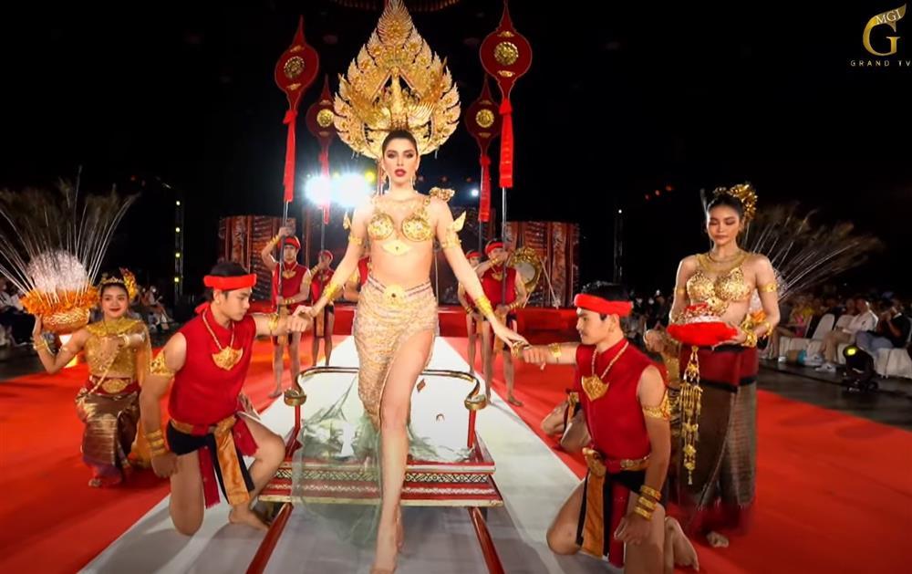 Hoa hậu Hòa bình Thái Lan bị chê lép vế khi đứng cạnh Hoa hậu đẹp nhất thế giới-1
