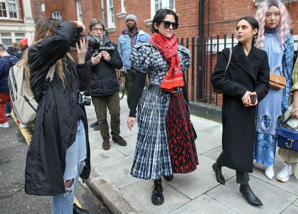 Chân váy hot hit 18 triệu view đang tạo cơn địa chấn giới thời trang có gì thú vị?-7