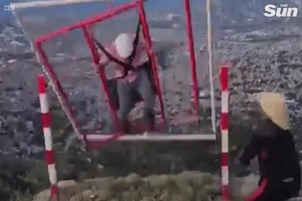 Hành khách nhí văng khỏi cabin, lơ lửng trên vòng quay cao 18m-2