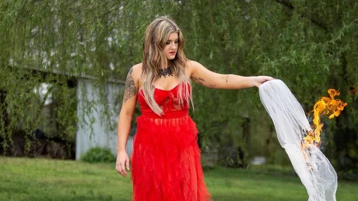 Phấn khích vì ly hôn thành công, người phụ nữ làm tiệc lớn-1