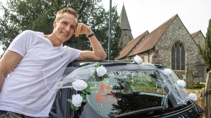 Phấn khích vì ly hôn thành công, người phụ nữ làm tiệc lớn-3