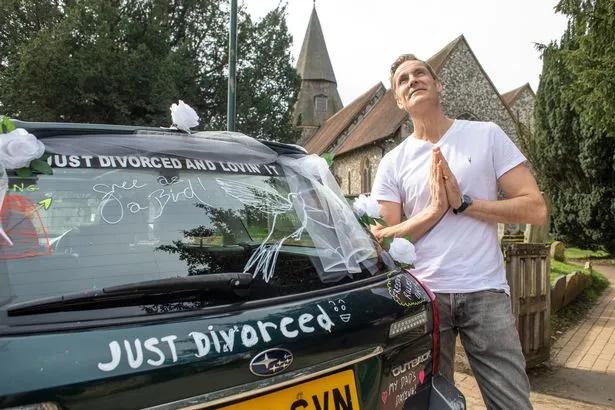 Phấn khích vì ly hôn thành công, người phụ nữ làm tiệc lớn-4