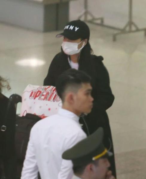 Gu thời trang sân bay tối giản của Nhã Phương-3