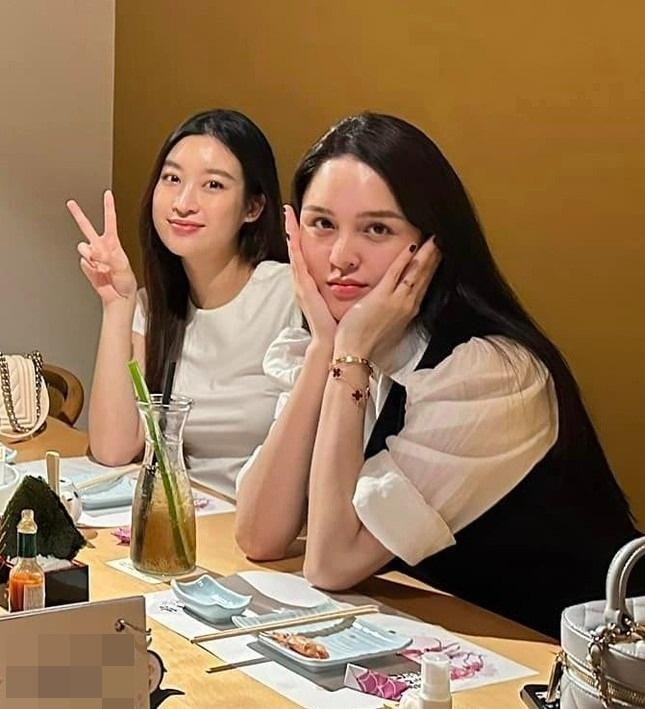 Chỉ 1 bức ảnh mà có tới 2 Hoa hậu vướng nghi vấn đang mang thai-1