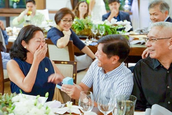 Tổng thống Philippines cầu hôn lại vợ nhân kỷ niệm 30 năm ngày cưới-1