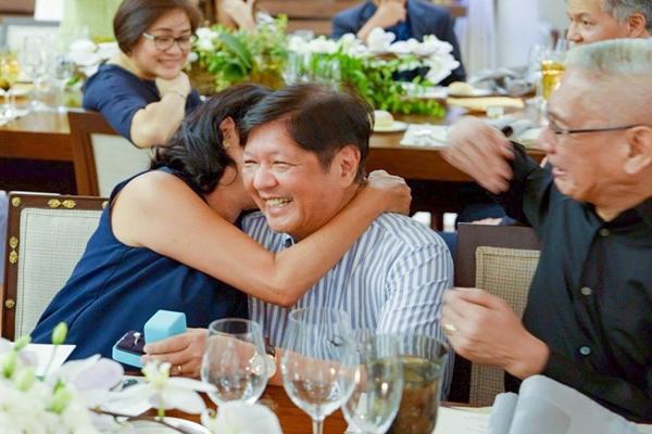 Tổng thống Philippines cầu hôn lại vợ nhân kỷ niệm 30 năm ngày cưới-4