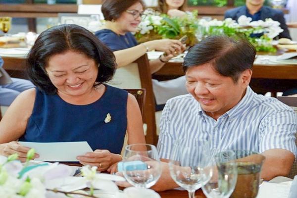 Tổng thống Philippines cầu hôn lại vợ nhân kỷ niệm 30 năm ngày cưới-5