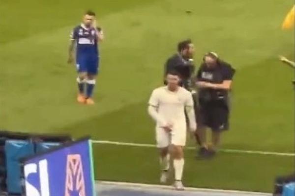Ronaldo kẹp cổ, quật ngã đối thủ, để lại hình ảnh xấu xí - 2sao