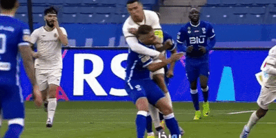 C.Ronaldo kẹp cổ, quật ngã đối thủ, để lại hình ảnh xấu xí-1