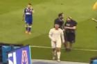 C.Ronaldo kẹp cổ, quật ngã đối thủ, để lại hình ảnh xấu xí