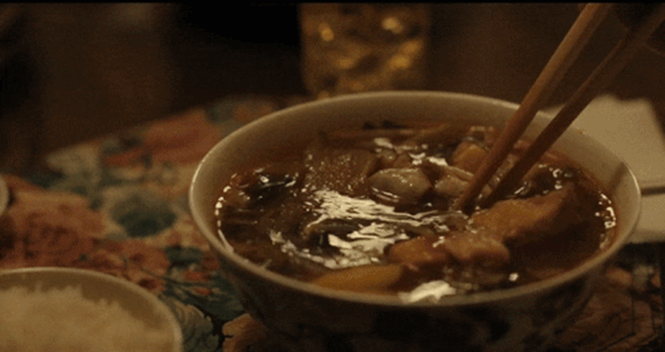 Tô canh chua, cốc trà đá và diễn viên Hồng Đào trong bộ phim hot toàn cầu-1