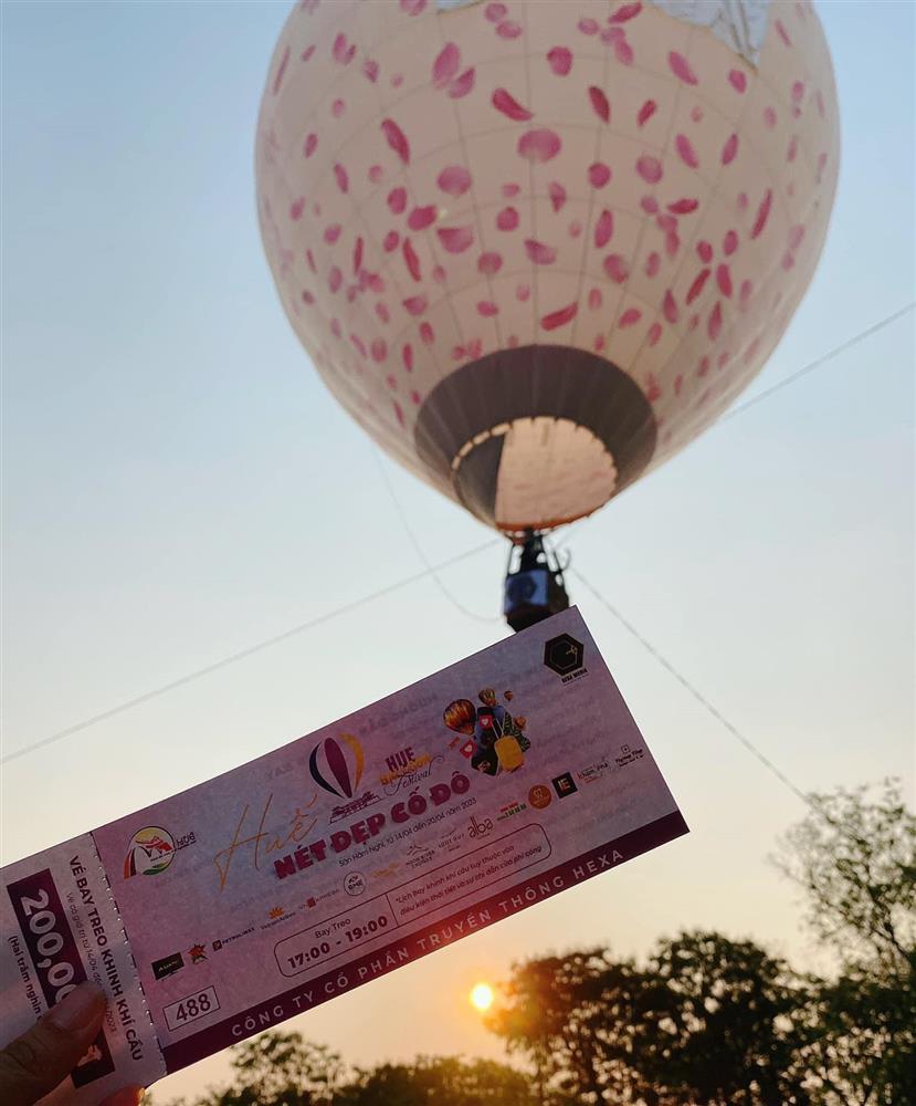 Khinh khí cầu bất ngờ đáp xuống nghĩa trang ở Huế-1