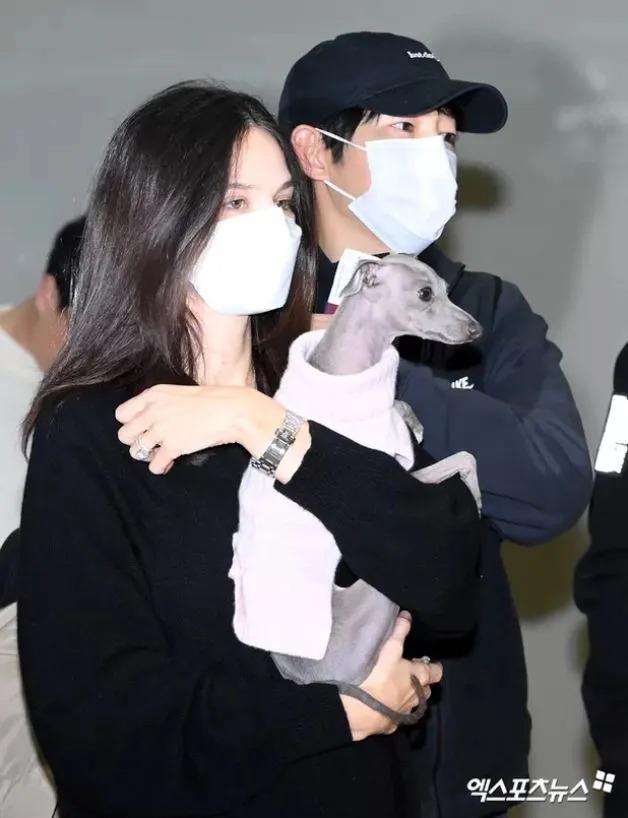 Song Joong Ki bất ngờ khoe ảnh đời thường với biểu cảm hạnh phúc-2