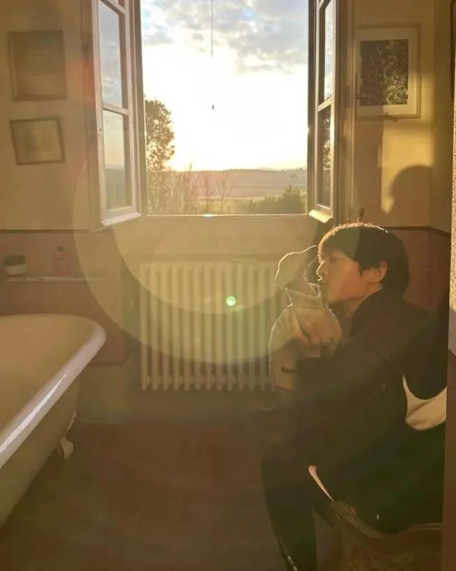 Song Joong Ki bất ngờ khoe ảnh đời thường với biểu cảm hạnh phúc-3