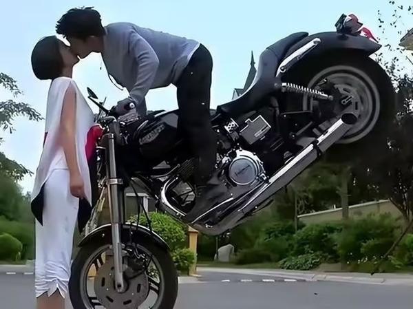 Nụ hôn bị chê mất vệ sinh, phi logic trên phim ảnh-9