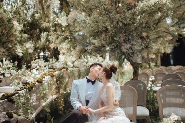 Lễ phục đám cưới Đậu Kiêu - Hà Siêu Liên: Thiết kế tinh xảo, cài cắm ẩn ý đặc biệt-1