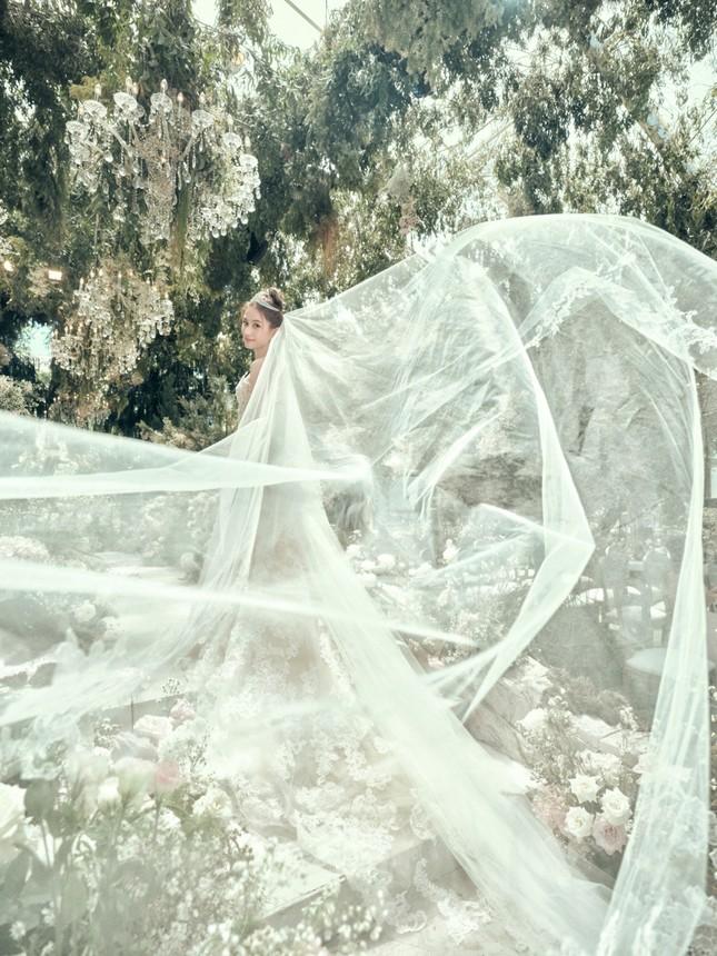 Lễ phục đám cưới Đậu Kiêu - Hà Siêu Liên: Thiết kế tinh xảo, cài cắm ẩn ý đặc biệt-6