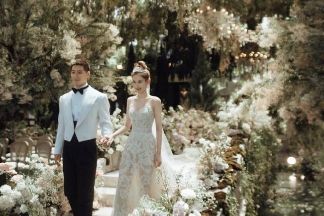 Lễ phục đám cưới Đậu Kiêu - Hà Siêu Liên: Thiết kế tinh xảo, cài cắm ẩn ý đặc biệt-8