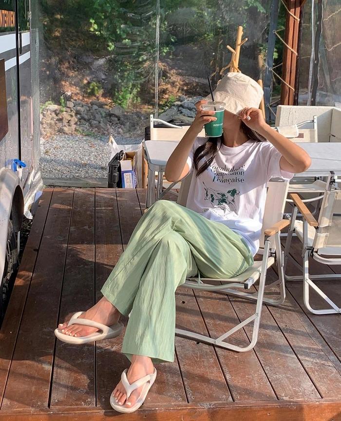 10 cách mặc quần ống rộng sành điệu khi đi du lịch-8