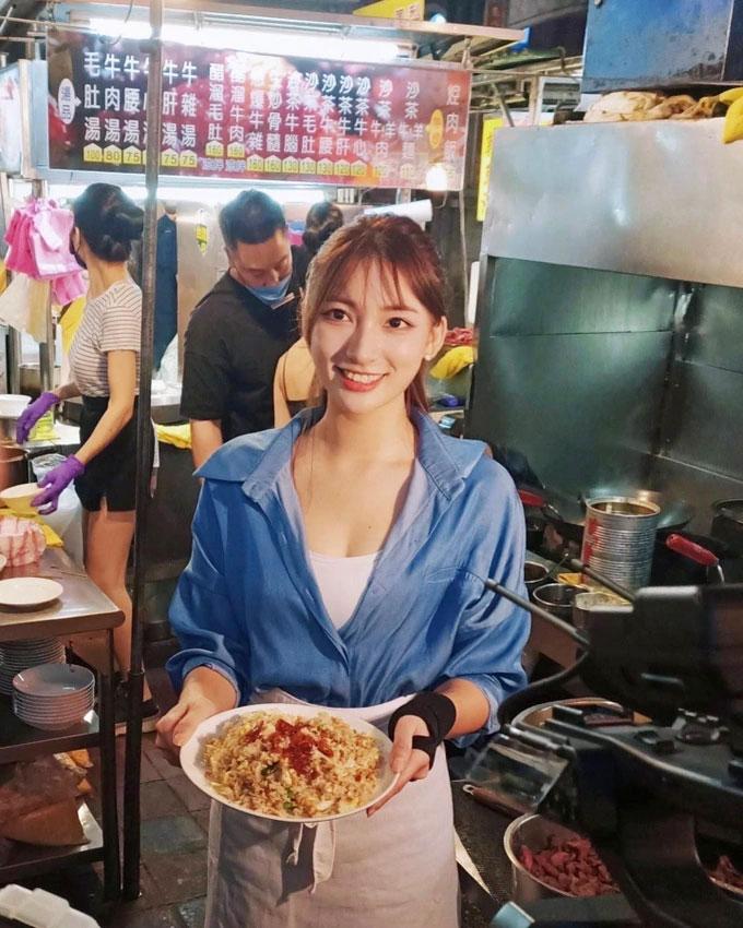Sau khi nổi tiếng, hot girl bán cơm chiên liên tục bị quấy rối-2
