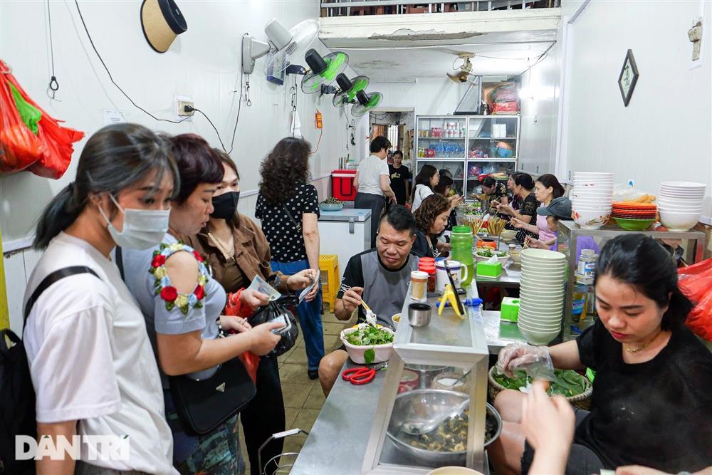 Toát mồ hôi ăn bún ốc 1 người ngồi, 5 người đứng nhìn ở Hà Nội-2