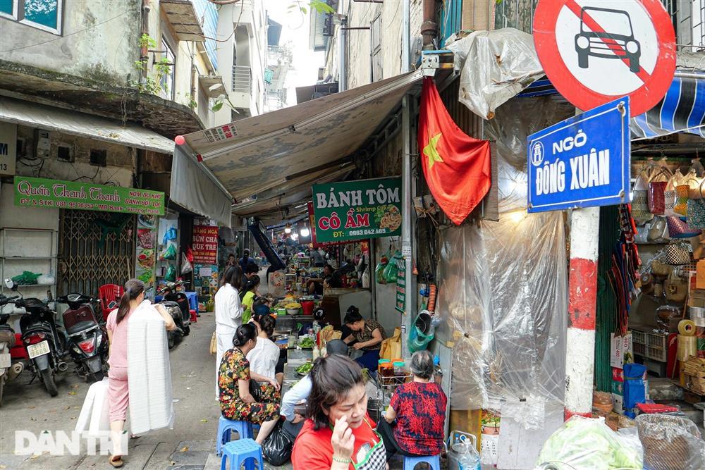 Toát mồ hôi ăn bún ốc 1 người ngồi, 5 người đứng nhìn ở Hà Nội-3