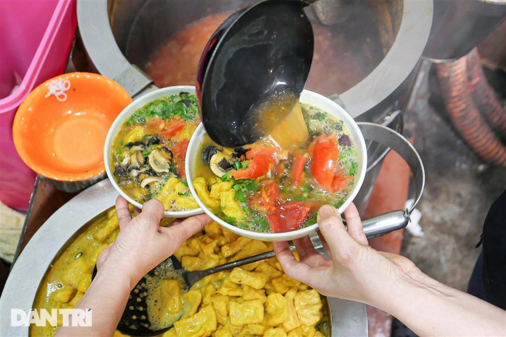 Toát mồ hôi ăn bún ốc 1 người ngồi, 5 người đứng nhìn ở Hà Nội-4