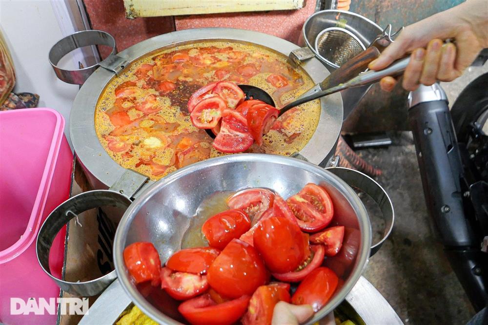 Toát mồ hôi ăn bún ốc 1 người ngồi, 5 người đứng nhìn ở Hà Nội-5