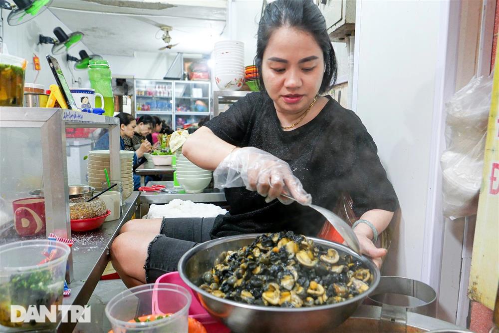 Toát mồ hôi ăn bún ốc 1 người ngồi, 5 người đứng nhìn ở Hà Nội-6