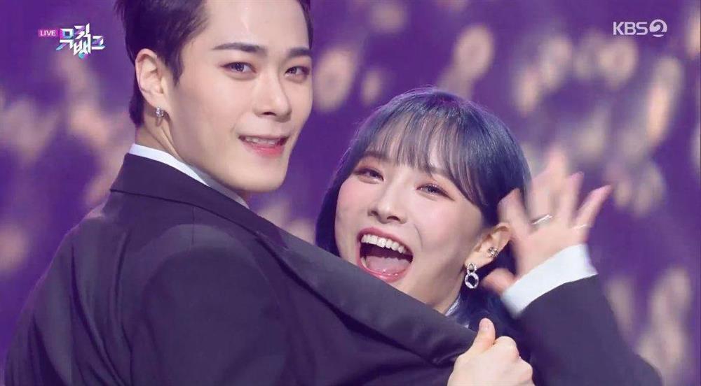 Em gái hủy sô, MC nổi tiếng khóc khi đưa tin cái chết của Moonbin-2