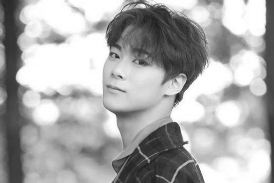 Moonbin (ASTRO) gặp vấn đề sức khỏe từ đầu tháng 4 nhưng lịch trình vẫn dày đặc