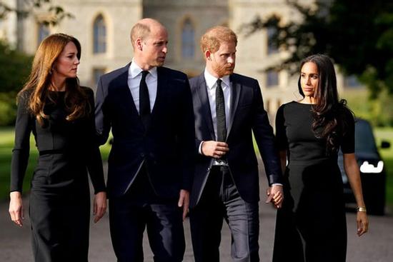 Độ nổi tiếng của Harry - Meghan tăng mạnh