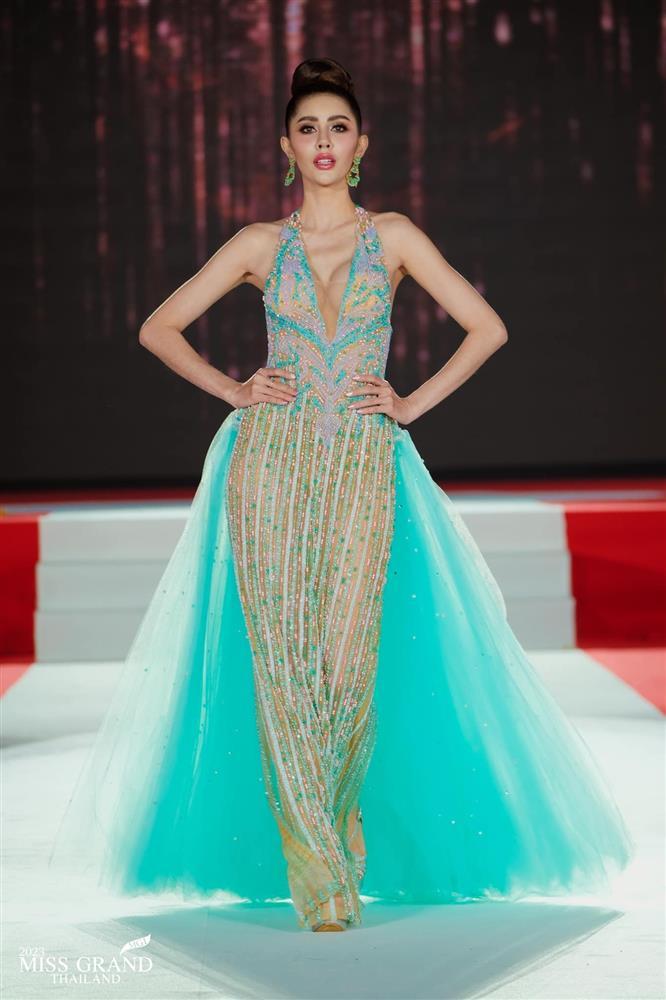 Váy dạ hội khó hiểu của thí sinh hoa hậu-17