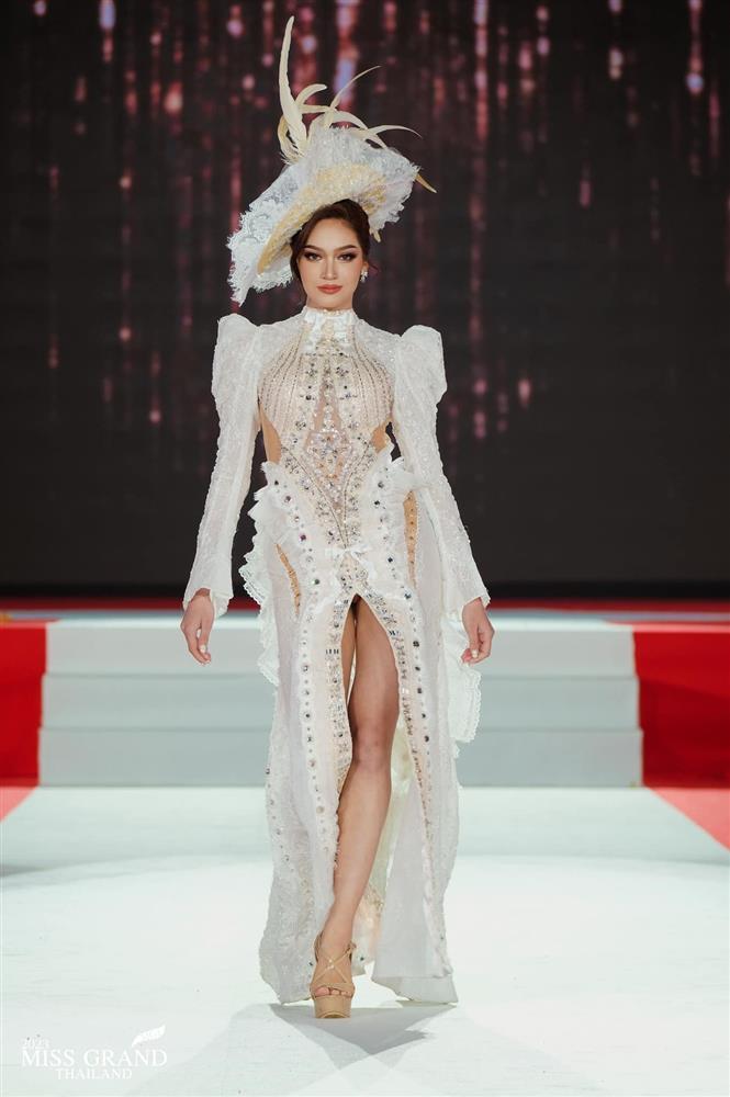 Váy dạ hội khó hiểu của thí sinh hoa hậu-22