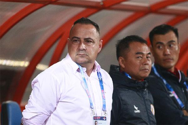 Tỷ phú Elon Musk khoe tài chăm con, vừa dự sự kiện vừa bế quý tử-6