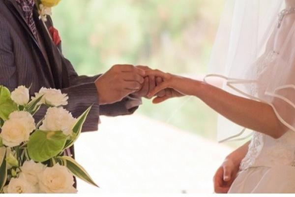 Khóc nghẹn nhìn mẹ một mình ăn túi cỗ lấy phần trong bếp-2