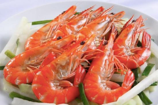 Cô gái suýt chết vì uống nước tro chữa dị ứng tôm biển