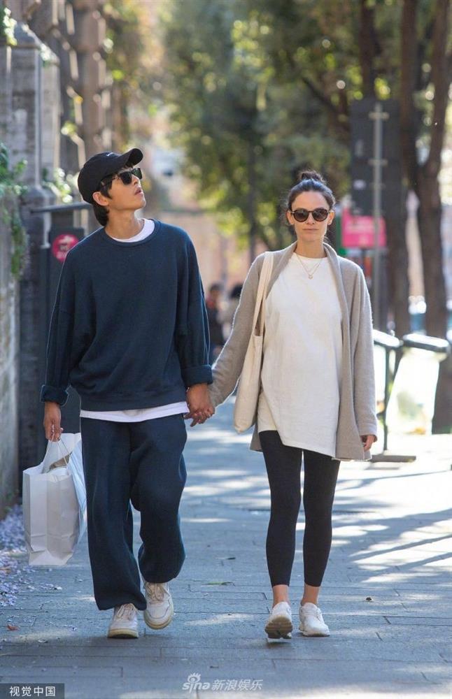 Song Joong Ki đưa vợ bầu đi dạo phố, ảnh đẹp như chụp họa báo-2