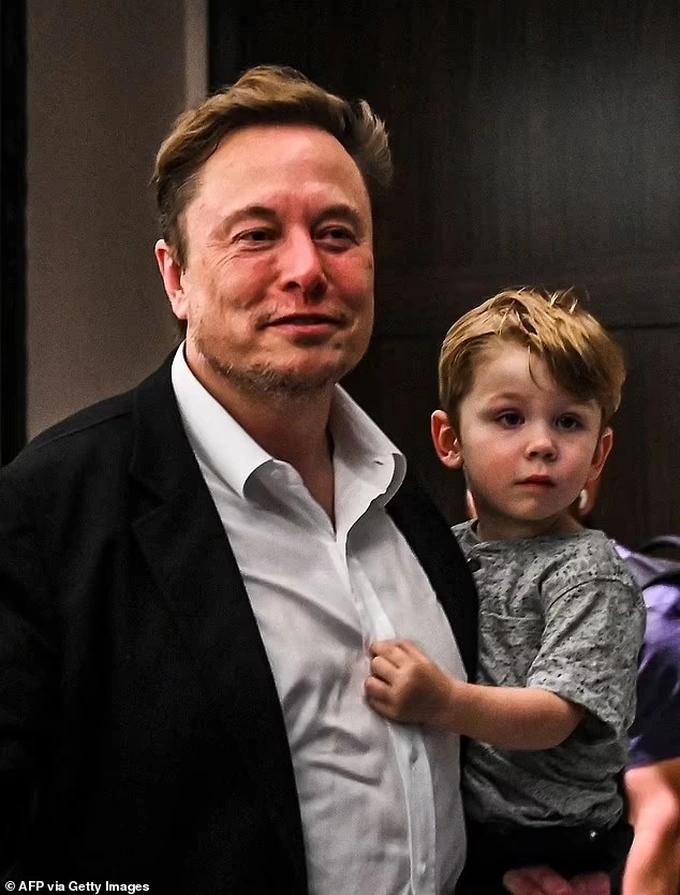 Tỷ phú Elon Musk khoe tài chăm con, vừa dự sự kiện vừa bế quý tử-5
