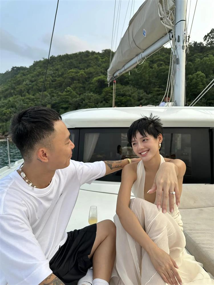 Cô em Trendy Khánh Linh khóc mếu khi bạn trai bất ngờ cầu hôn-4