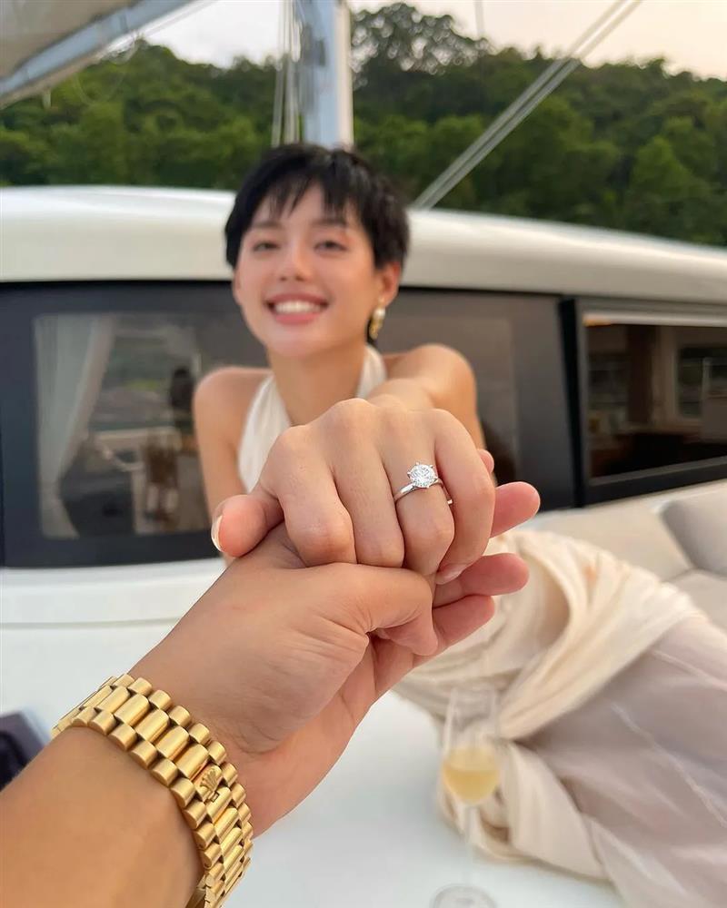 Cô em Trendy Khánh Linh khóc mếu khi bạn trai bất ngờ cầu hôn-6