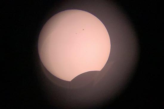 Chiêm ngưỡng hiện tượng nhật thực 'lai' cực hiếm tại Việt Nam