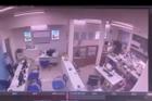 Camera cảnh tên cướp nghi dùng súng cướp ngân hàng tại Đà Nẵng