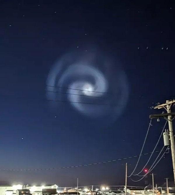 Xoáy ốc bí ẩn xuất hiện trên bầu trời, đó là hiện tượng gì?-2