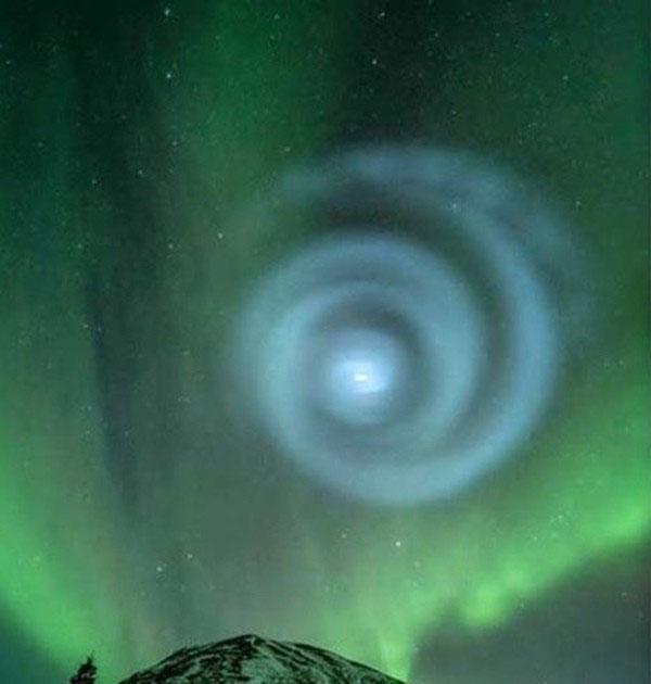 Xoáy ốc bí ẩn xuất hiện trên bầu trời, đó là hiện tượng gì?-1