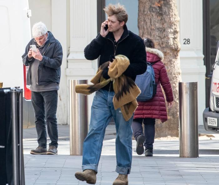 Bạn trai cũ Taylor Swift trông tiều tụy trong lần đầu lộ diện sau tin chia tay-1