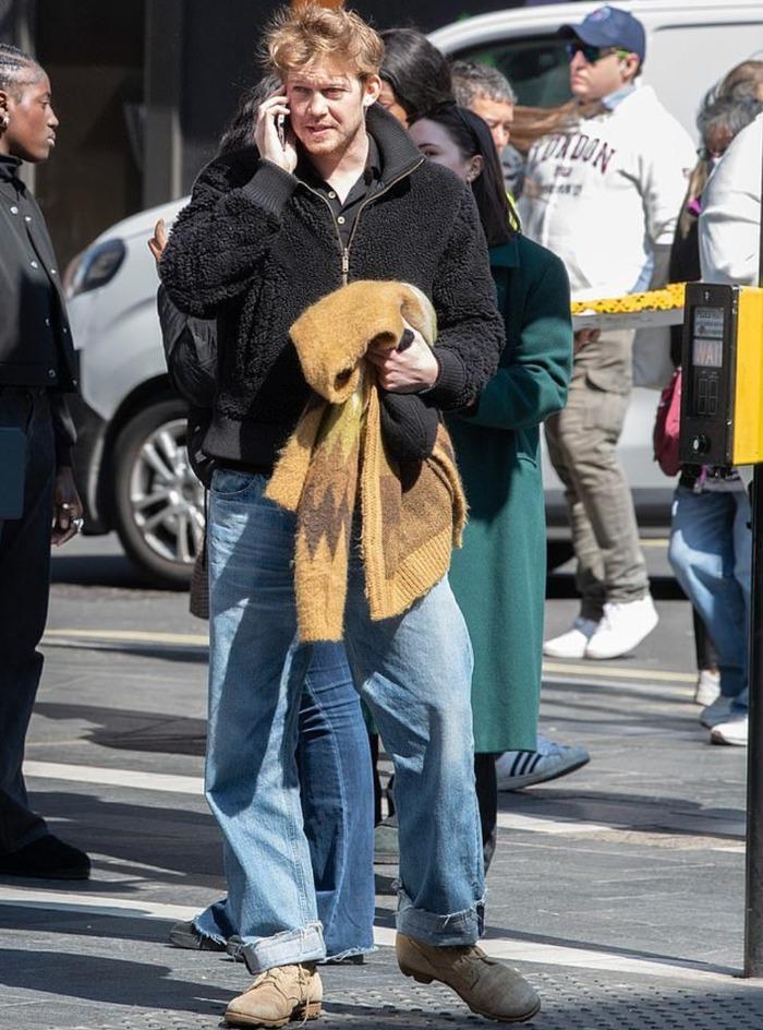 Bạn trai cũ Taylor Swift trông tiều tụy trong lần đầu lộ diện sau tin chia tay-2